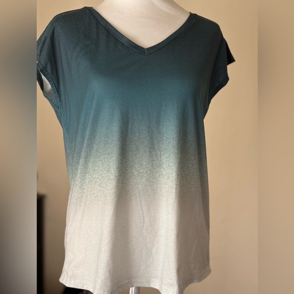 Gradient Teal and White Women's Top Size Medium - Picture 9 of 10